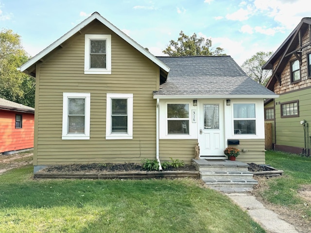 bungalow featuring a front yard