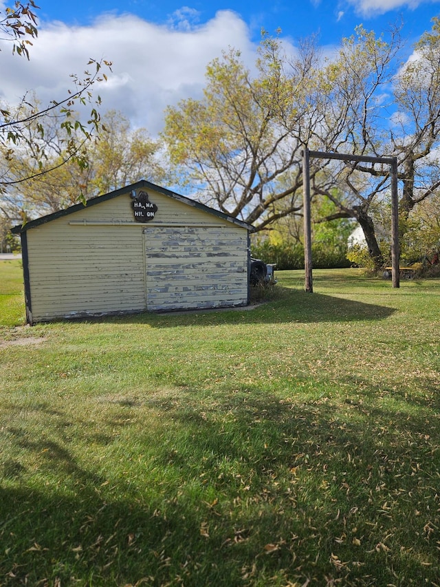 view of yard featuring an outdoor structure