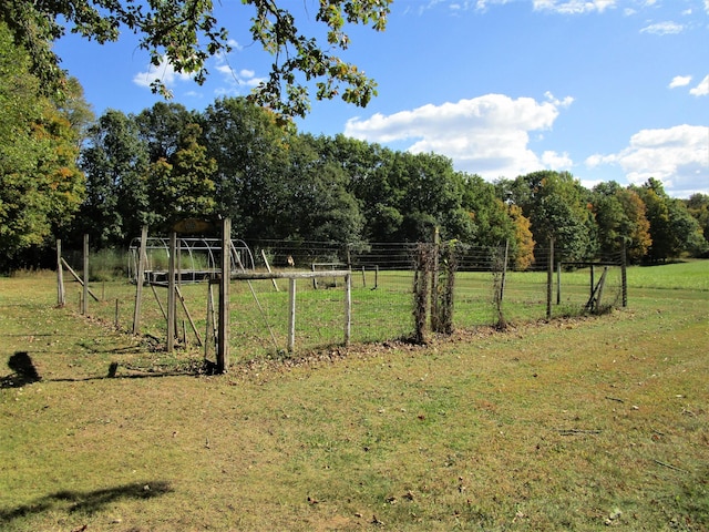 view of yard featuring a rural view