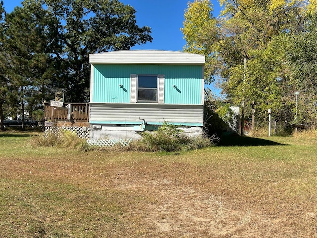 view of front of house featuring a wooden deck and a front yard