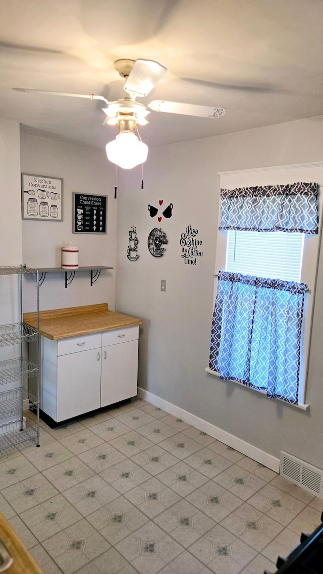 bathroom featuring ceiling fan