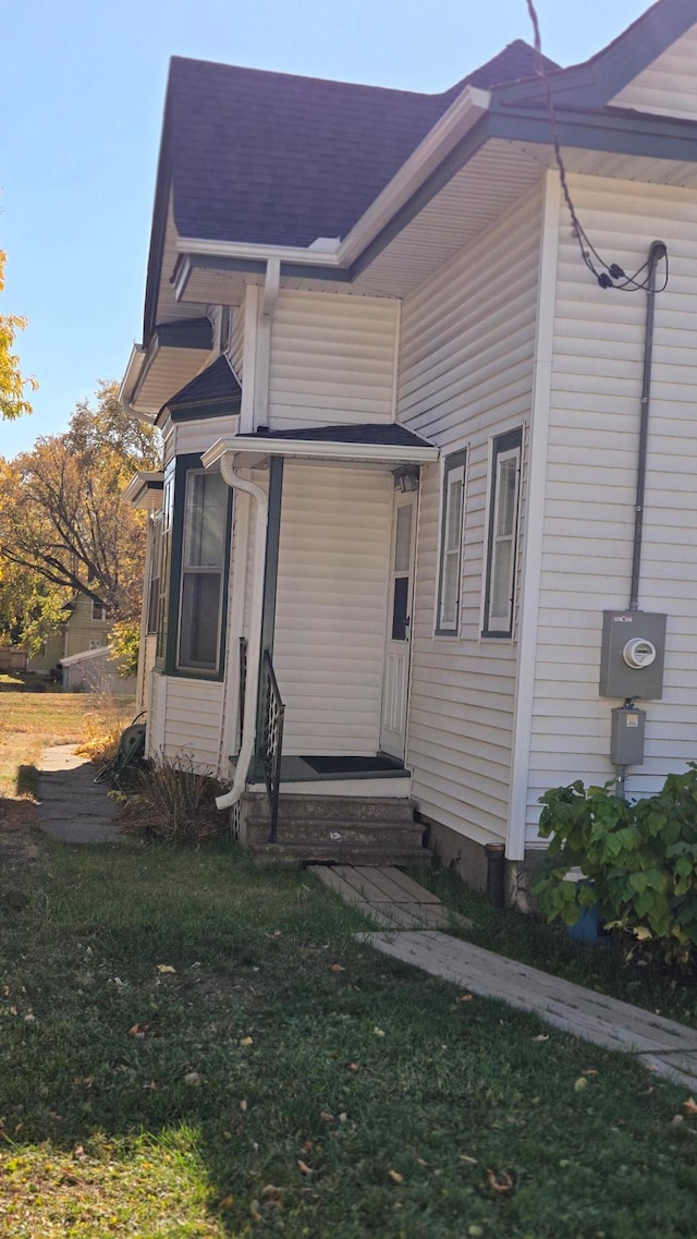 view of front of property featuring a front yard