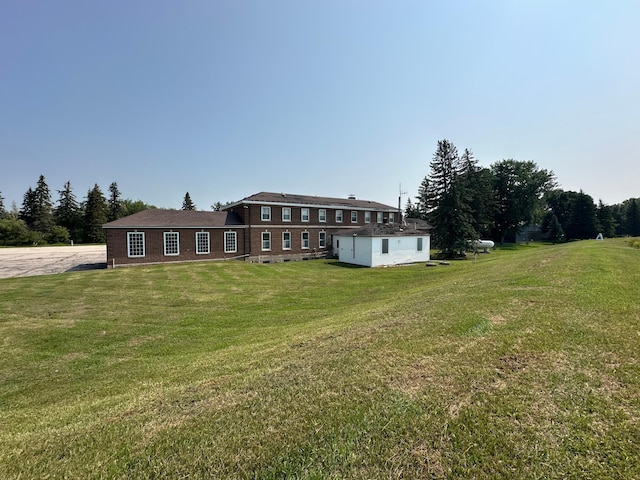 view of front of property featuring a front lawn