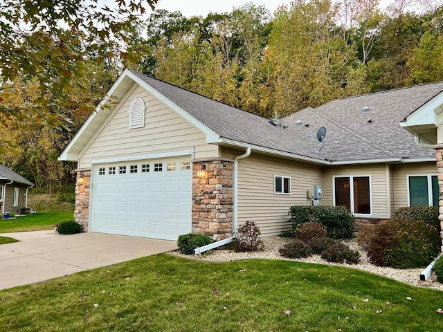 view of front of property featuring a front yard and a garage