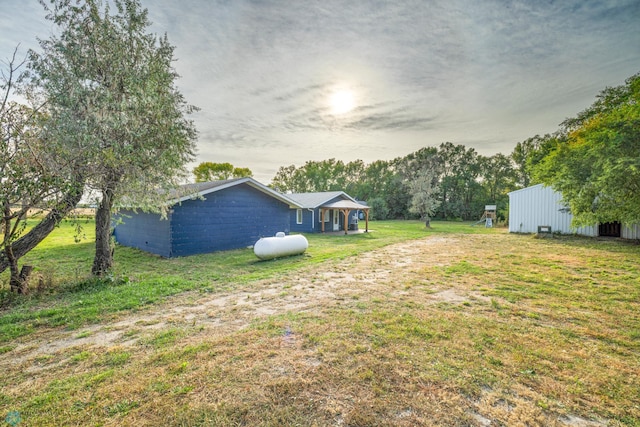 view of yard at dusk