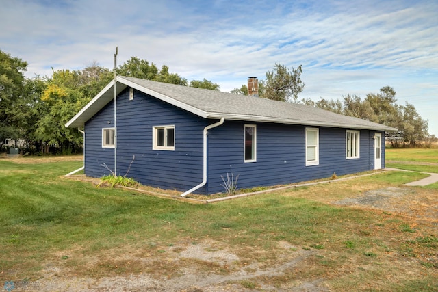 view of side of property featuring a lawn