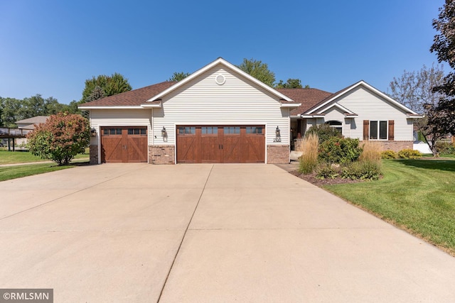 view of front of property featuring a front yard and a garage