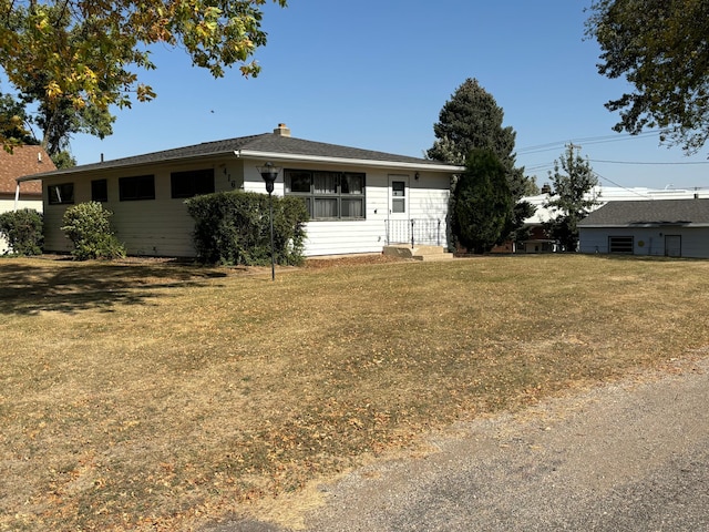 single story home featuring a front lawn