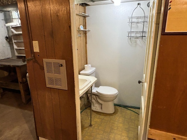 bathroom featuring toilet