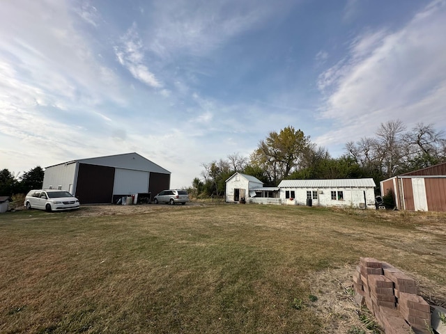 view of yard with an outbuilding