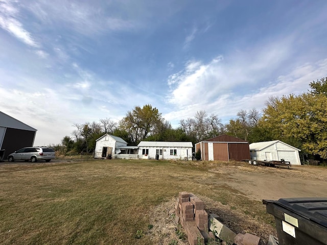 view of yard with an outdoor structure