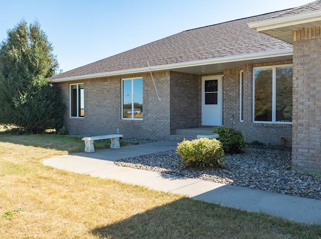 view of front of property featuring a front yard