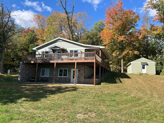 rear view of house featuring a shed, a deck, and a yard