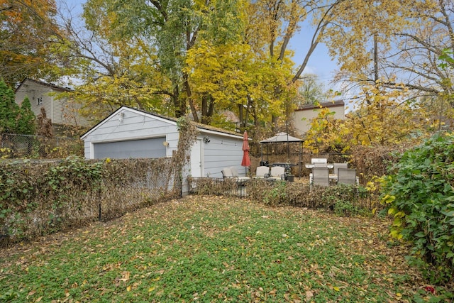 view of yard with an outbuilding