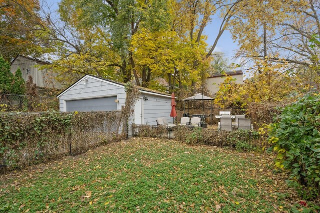 view of yard featuring fence and an outbuilding