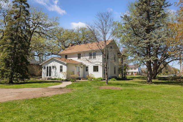 view of front of property featuring a front lawn