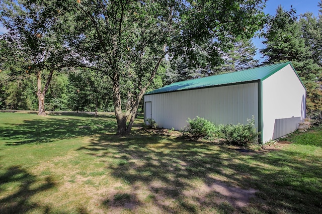 view of yard featuring an outbuilding