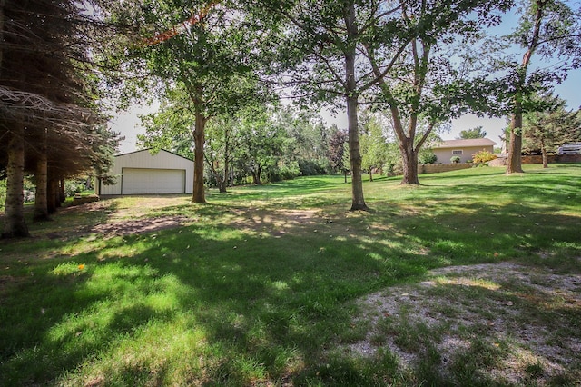 view of yard featuring an outdoor structure and a garage