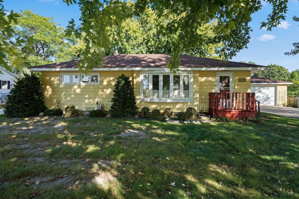 view of front of house featuring a front yard and a garage