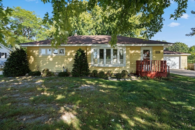 view of front of house featuring a front yard and a garage