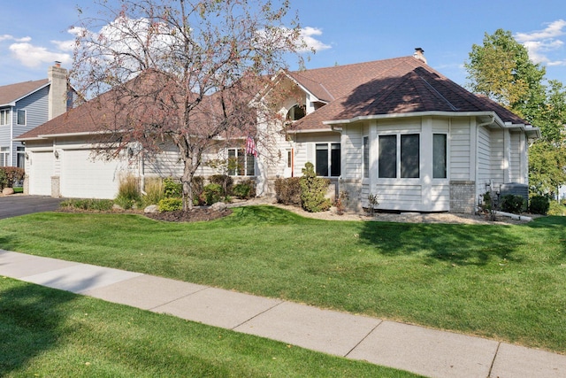 view of front facade featuring a front lawn and a garage