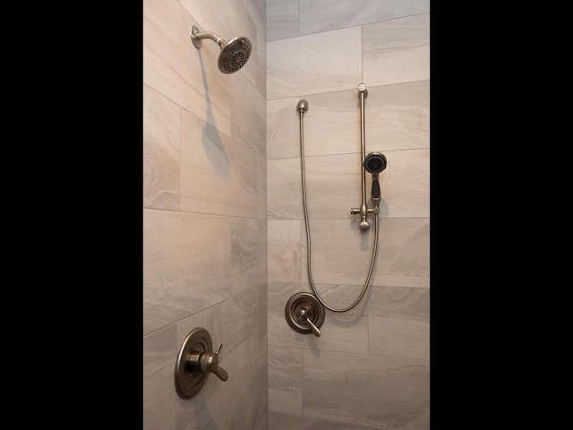 room details featuring tiled shower