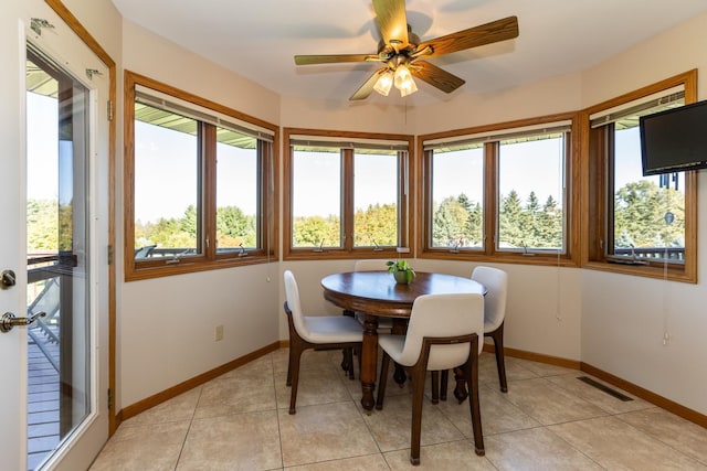 sunroom with ceiling fan