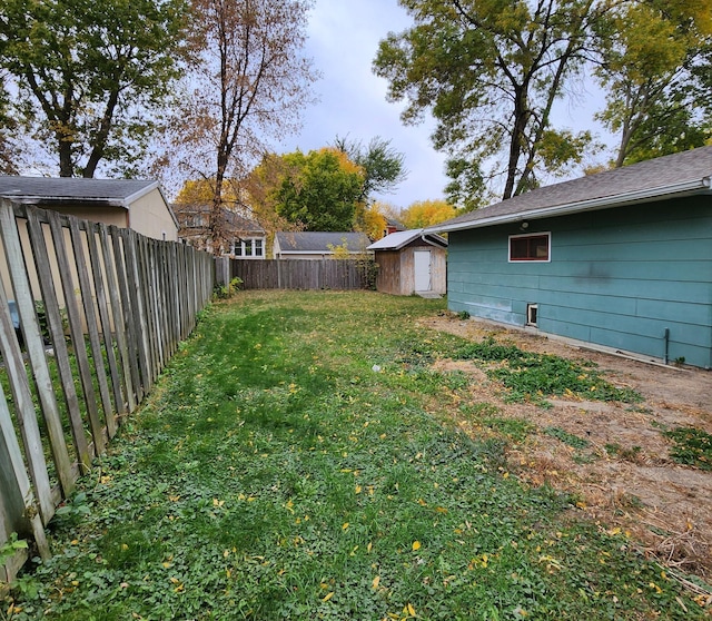 view of yard featuring a storage shed