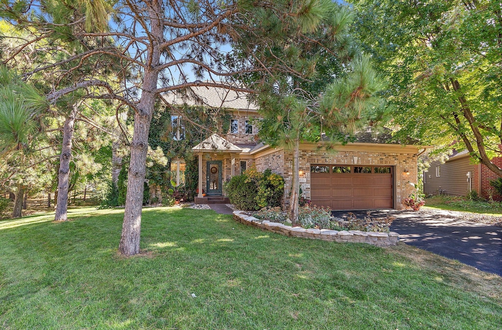 view of front of home featuring a garage and a front yard