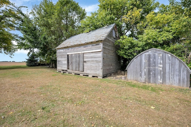 view of outdoor structure featuring a yard