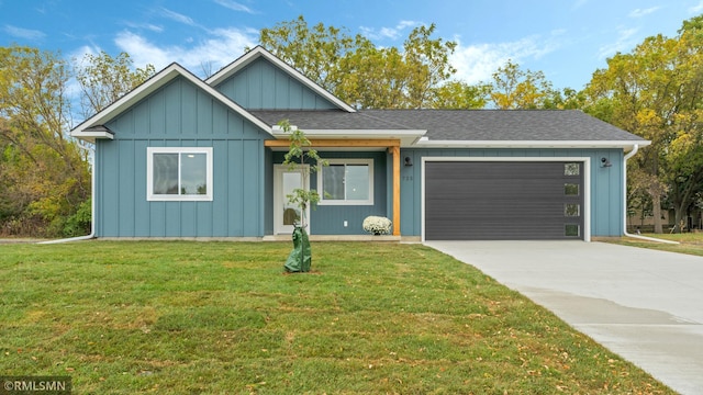 view of front of house featuring a front lawn and a garage