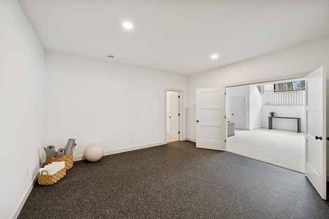 empty room featuring recessed lighting and baseboards