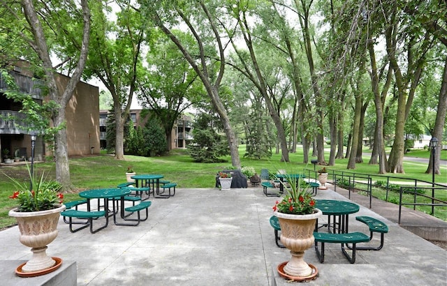 2800 Hamline Ave N Unit 112, Roseville, MN 55113 - view of community featuring a patio area and a lawn
