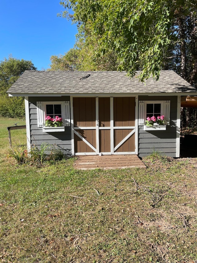 view of outdoor structure featuring a yard