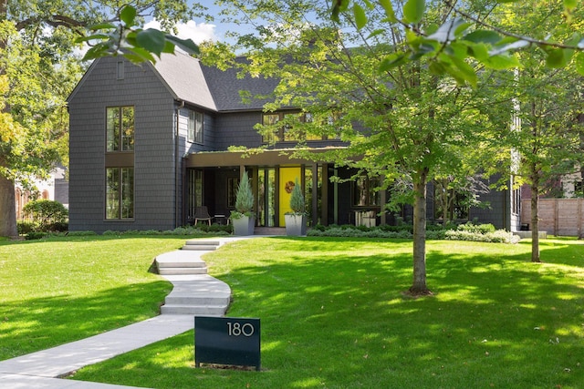 view of front facade featuring a front lawn