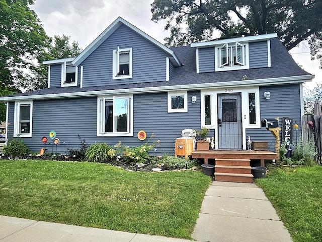 view of front of property featuring a front lawn