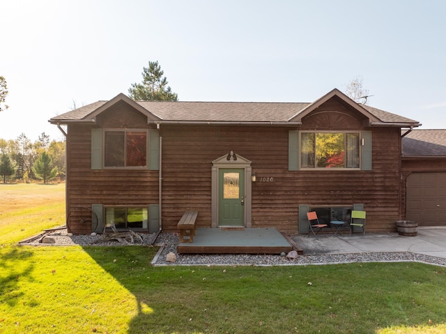 view of front of property featuring a front yard and a garage