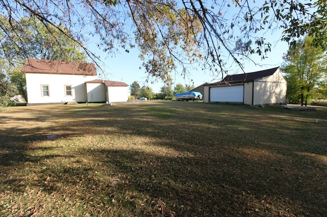 view of yard with an outdoor structure