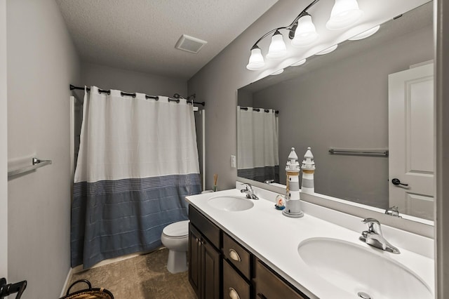 bathroom with a shower with curtain, a textured ceiling, vanity, and toilet