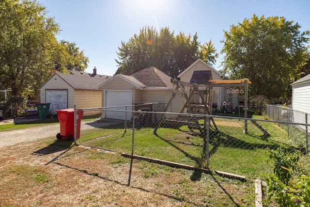 view of front of house featuring an outdoor structure and a front yard