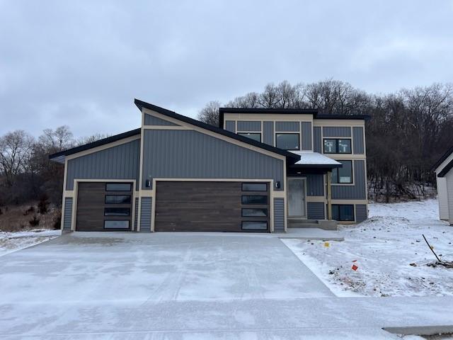 view of front facade featuring a garage