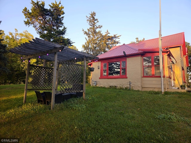 view of yard with a pergola