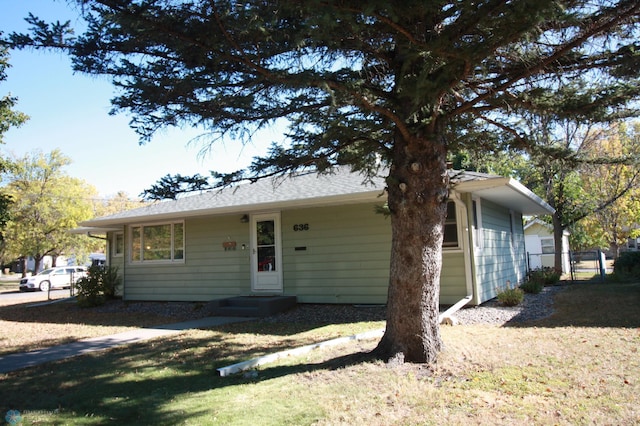 view of front facade with a front yard