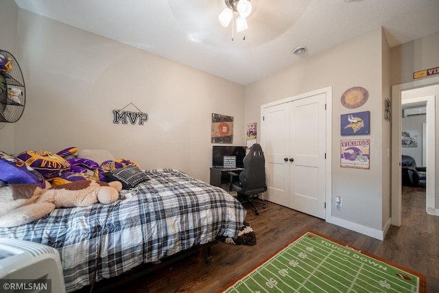 bedroom featuring ceiling fan, dark wood-type flooring, and a closet