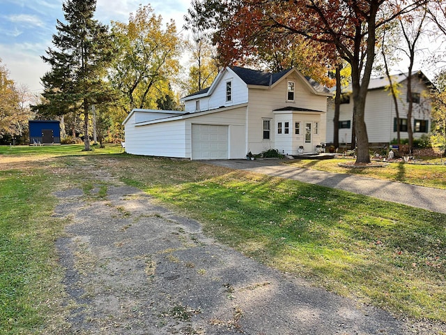 view of front of home featuring a front yard and a garage