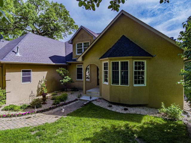 view of front facade with a front yard