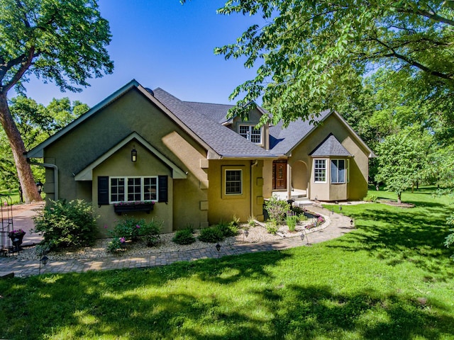 view of front facade with a front lawn