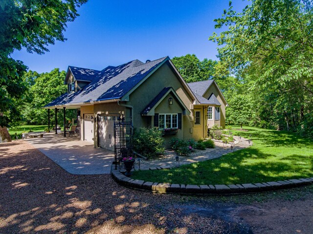 view of front of house featuring a front lawn