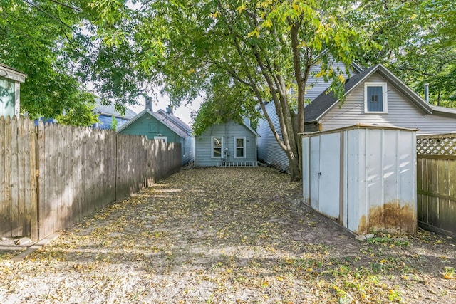 view of yard with a shed