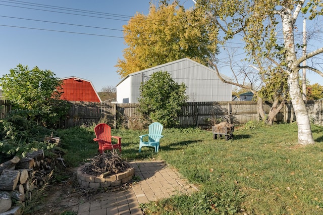 view of yard featuring an outdoor fire pit